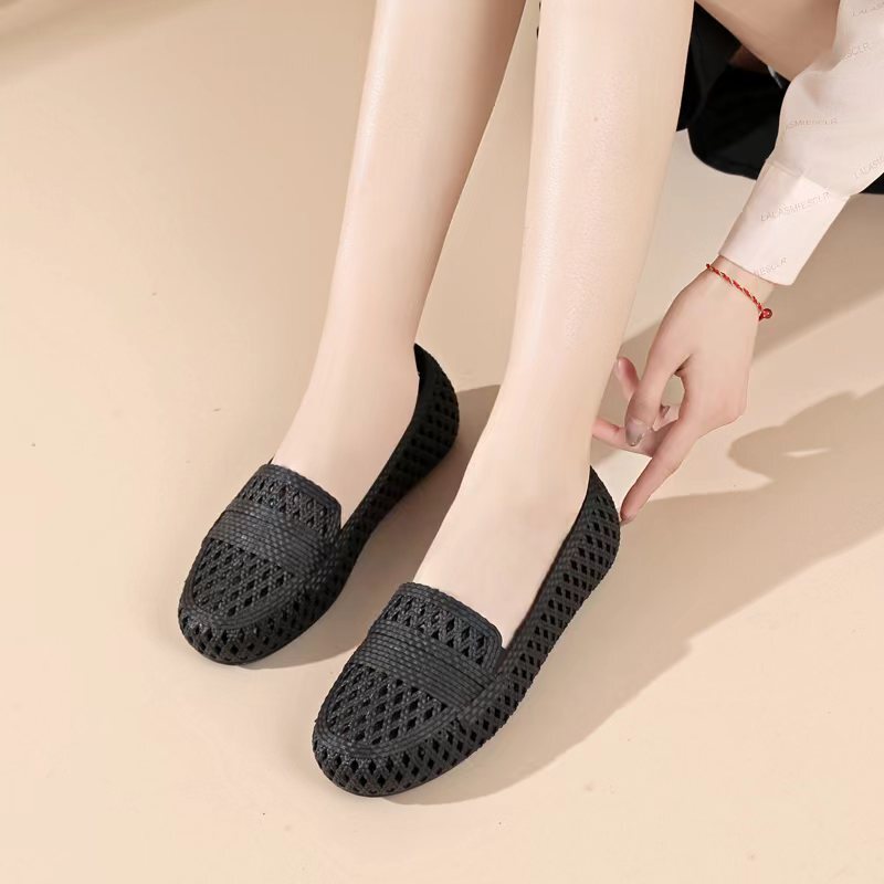 صنادل نسائية جديدة بتصميم صيفي - مراجعة Snapback Hat Flat وسعره